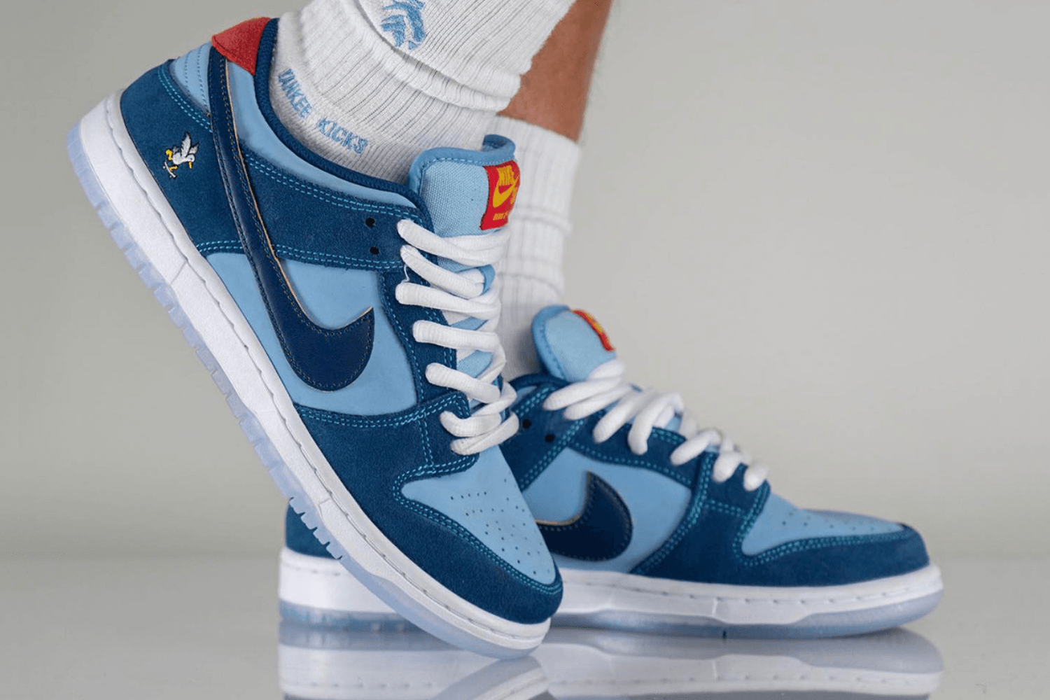 De Why So Sad? x Nike SB Dunk Low 'Coastal Blue' komt met een belangrijke boodschap