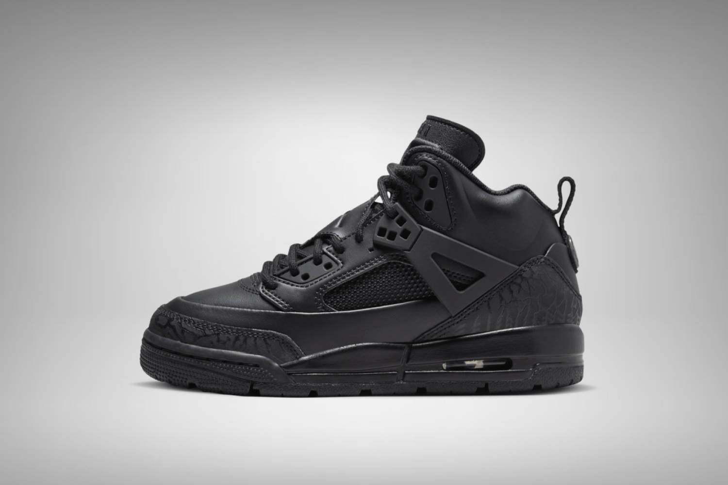 De Jordan Spizike maakt een comeback in een 'Triple Black' colorway