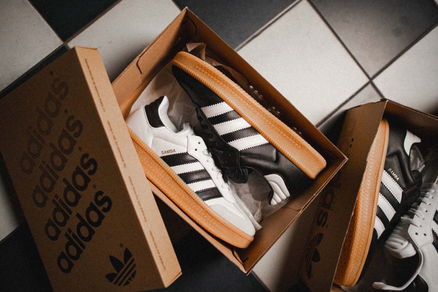 Ontdek de stijlvolle adidas Samba XLG 'White Gum' & 'Black Gum'