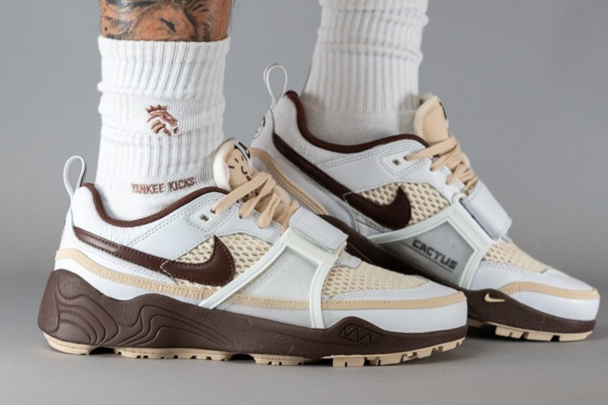 On-foot beelden Travis Scott x Nike Zoom Field Jaxx 'Light Chocolate'