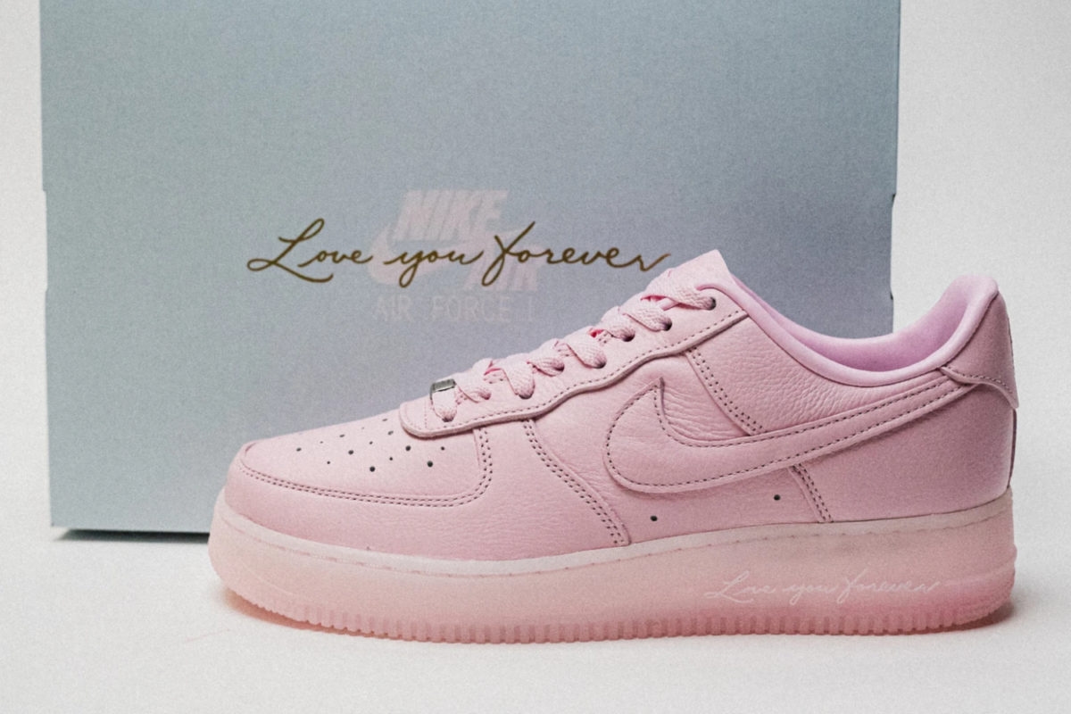 Een gedetailleerde blik op de NOCTA x Nike Air Force 1 Low 'Pink Foam'