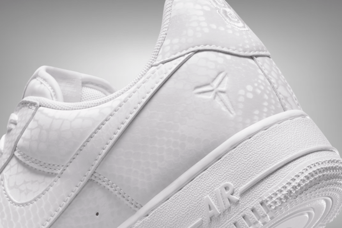 De Nike Air Force 1 'Forever White' viert Kobe in Black Mamba style