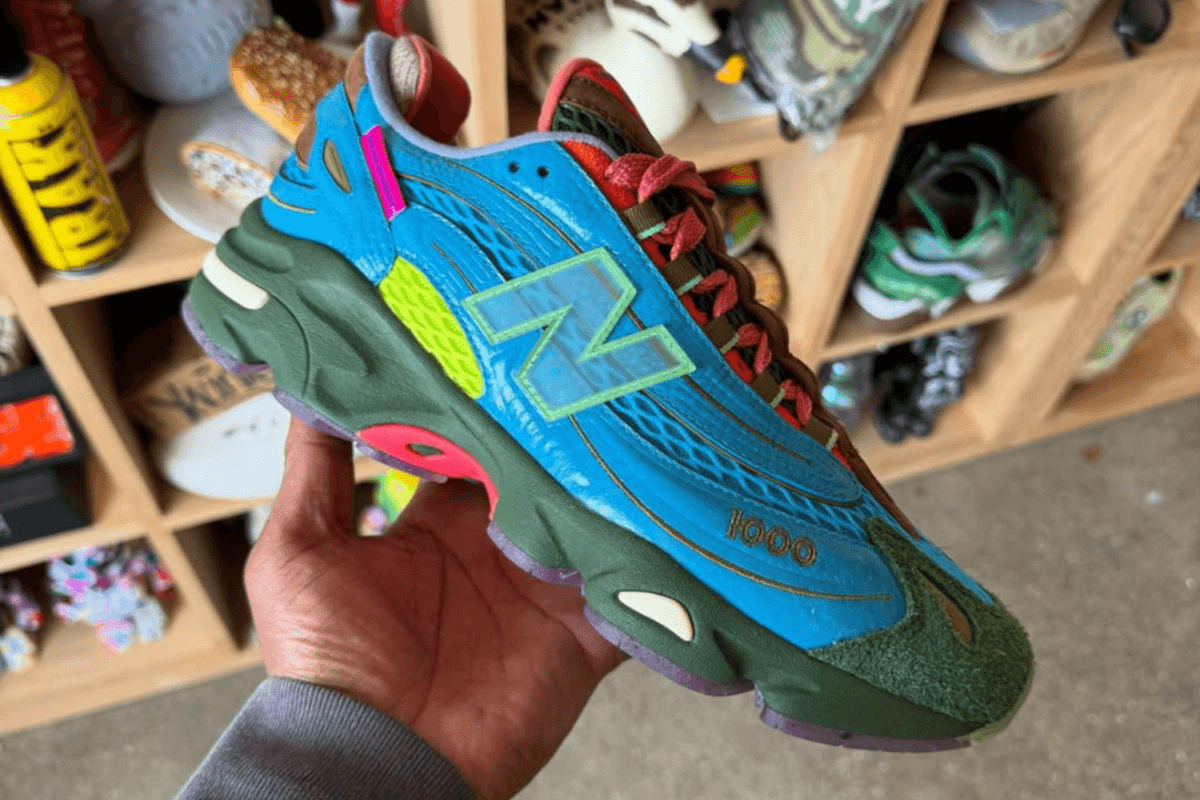 De Salehe Bembury x New Balance 1000 'Fog Be The Cloud' is bijna hier