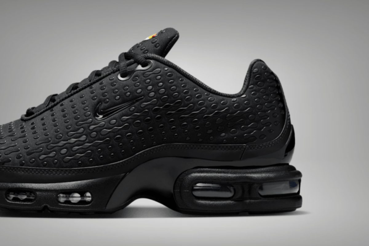 Nike brengt de Air Max Plus VII terug in een smooth 'Triple Black' colorway