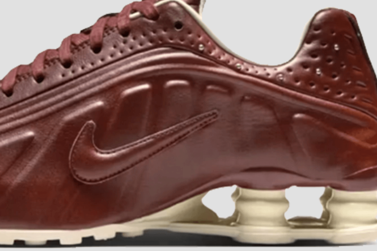 De Nike Shox R4 'Dark Pony' past perfect in het dress shoe segment