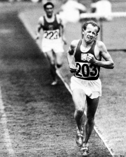 Athlete running with karhu sneakers