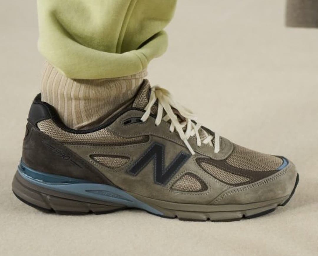 AURALEE x New Balance 990v4