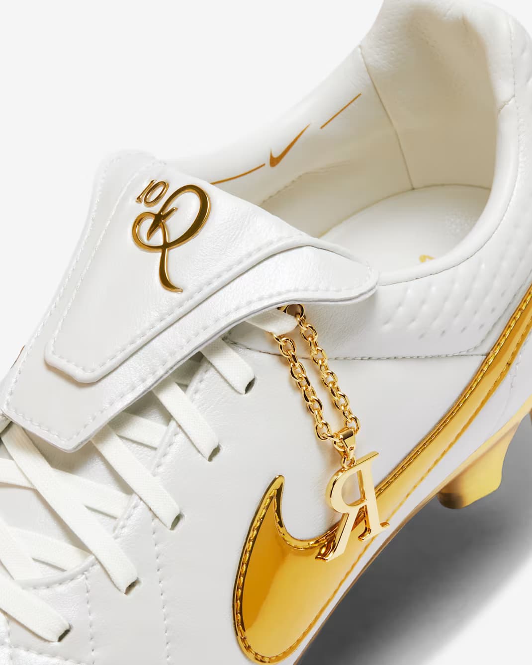 Ronaldinho x Nike Tiempo Legend SE 'Touch Of Gold'