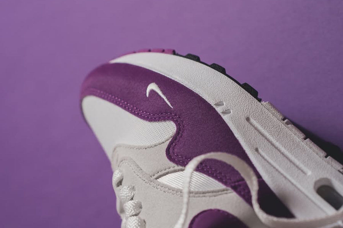 De Nike Air Max 1 '87 'Bold Berry' is bij diverse retailers verkrijgbaar!